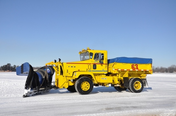 http://www.badgoat.net/Old Snow Plow Equipment/Trucks/FWD Trucks/FWD's/GW575H382-18.jpg